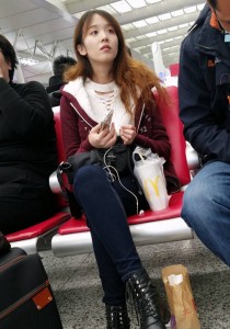 暗红色上衣紧身牛仔美女[724M]