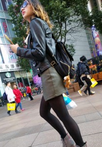 戴墨镜的皮衣黑丝[962M]