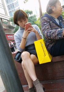 灰色毛衣黑裙美腿裸靴[506M]