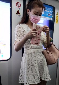 地铁上白色连衣裙红高跟薄丝袜少妇[2.43G]