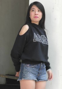 【王的女人】牛仔短裤美女你 走光了啊[404M]