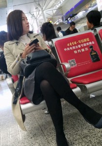 浅灰色外套黑皮裙黑丝黑鞋[1019M]