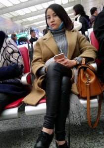 褐色外套皮裤小美女[667M]