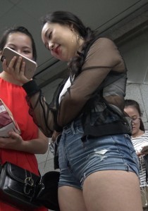 【街拍之魂】极品热牛爆臀妹妹[5.17G]