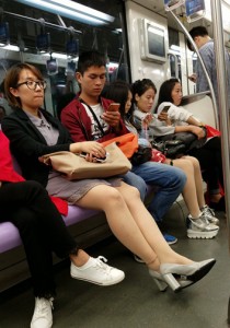 肉丝灰色尖头皮鞋美腿四眼妹[704M]