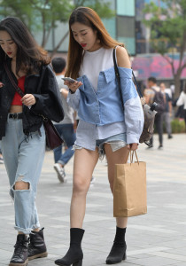 又是牛仔侧开叉热裤玉腿青春美少女31张