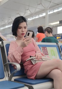 化妆中的大白腿美女[738M]