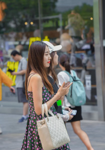 小麦肤色高跟美女笑颜出街记84张