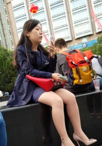 玩手机的肉丝粉红高跟[857M]