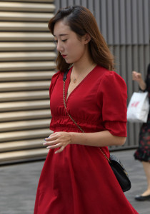 红裙高跟女子气质实在太迷人，优雅坐姿静拍102张原图