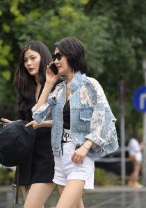 雨中漫步的闺蜜秀大长腿55张