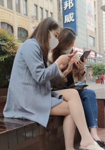 在南京路上玩自拍的肉丝袜小姐姐[1.93G]