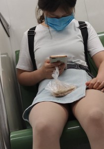 肉丝袜妹子地铁脱鞋[2.14G]