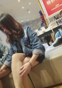 鞋店系列一箭双雕两小妞近距离换鞋漏丝腿[667M]