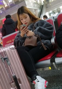 看手机的灰色M外套尤物[773M]