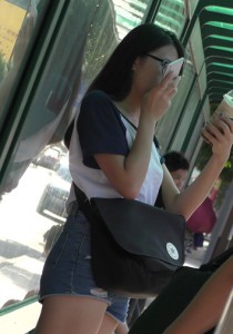 【王的女人】等公交的美腿女孩[559M]