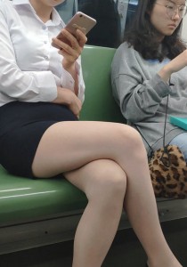 地铁偶遇好身材妹子[256M]