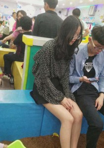 亲子乐园长发眼镜美少妇超薄肉丝短裙沙池玩腿[1G]
