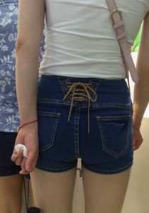 【熬夜猫】吃雪糕的紧牛热裤MM[374M]