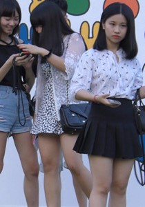 【王的女人】黑色超短裙小女生黑色诱惑[1.17G]