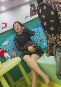 游乐园黑色丝蕾连衣裙超薄肉丝美女少妇秀腿[1.21G]