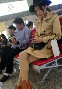 戴帽子的米色风衣肉丝皮裸靴[997M]