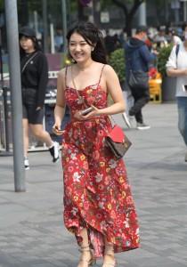 140红色吊带裙微笑小美女迎面走来57张
