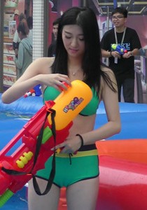 【王的女人】湿身派对比基尼美女3[1.58G]