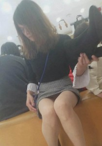 鞋店系列眼镜少妇短裙超薄肉丝高跟试靴诱惑仰拍揉丝[1.17G]