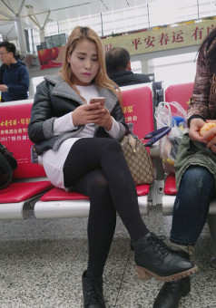 黑色上衣白色短裙黑丝裸靴[540M]