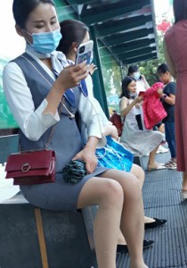 美女销售肉丝袜平跟与闺蜜候车[883M]