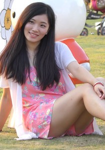 【王的女人】甜美女孩草地上黑色诱惑[1.12G]