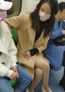 在地铁里整理袜头的口罩美女[223M]