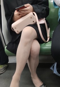 在地铁里也不带口罩的肉丝袜少妇[2.43G]