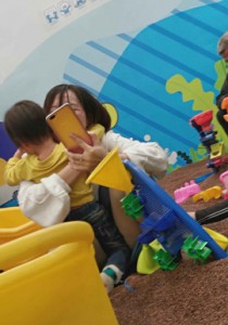 亲子乐园短发肉丝袜少妇丝腿特写超近距离[821M]