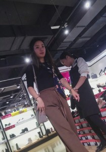 鞋店系列长发清纯秀气美女试鞋[979M]