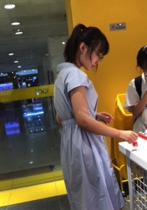 【TIMCOB】⭐CD原创⭐眼镜妹和男友逛街！长裙对着下面拍！[411M]