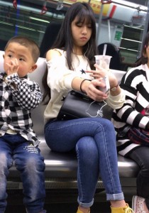 【彩虹猎人】地铁偶遇极品清纯紧牛长腿小妹[2.85G]