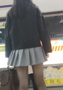 百褶裙黑丝长腿美女[0.99G]