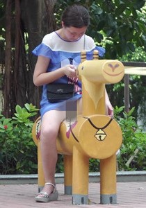 【王的女人】蓝裙少妇豪放骑马 走光了啊[184M]