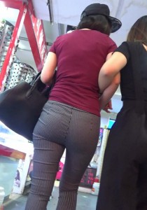 【街拍之魂】紧身条纹黑裤丰臀美女[1.85G]