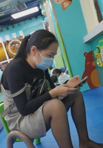 亲子乐园连衣裙年轻黑丝美妈近拍[935M]