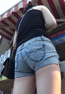 【街拍之魂】脚裸纹玫瑰花的牛仔热裤少妇[3.96G]