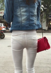 Phoenix-等公交的牛仔白裤内痕美女[436M]