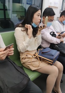 地铁里化妆的肉丝袜少妇[2.47G]