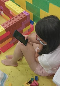 161亲子乐园长发眼镜大美女美腿肉丝加固脚尖特写视频1分16秒