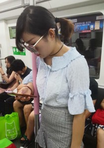 018戴眼镜的短发小萝莉丝袜高跟修长美腿