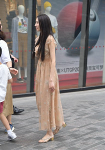 小姨的纱裙透视装之气质魅力57张