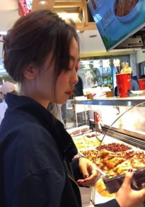 【TIMCOB】⭐CD原创⭐精品丝袜白领下班买吃的！粉色脸蛋可爱[485M]