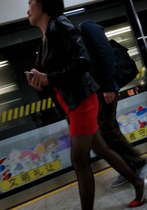 夹克红裙黑丝银色高跟[440M]